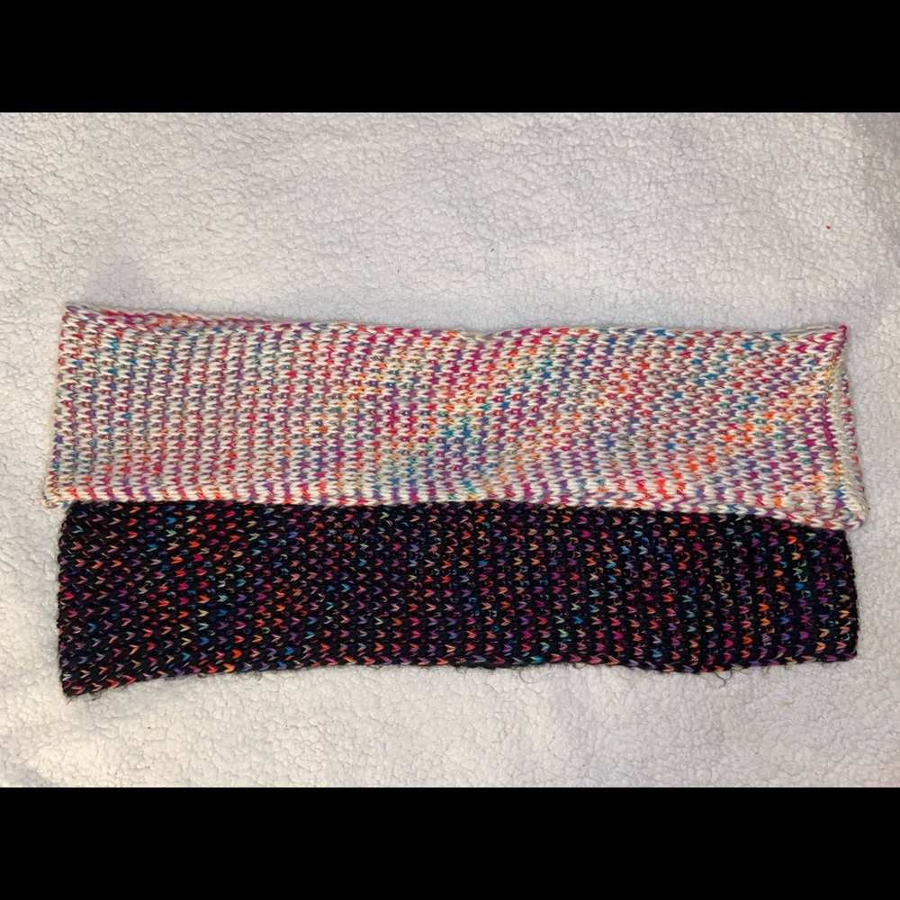 2 Knitted scarves